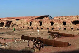 توپ‌های قدیمی در قلعه پرتغالی ها قشم