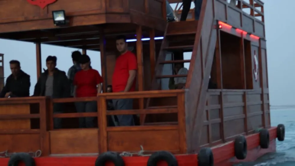 قایق شناور با موسیقی در حرا