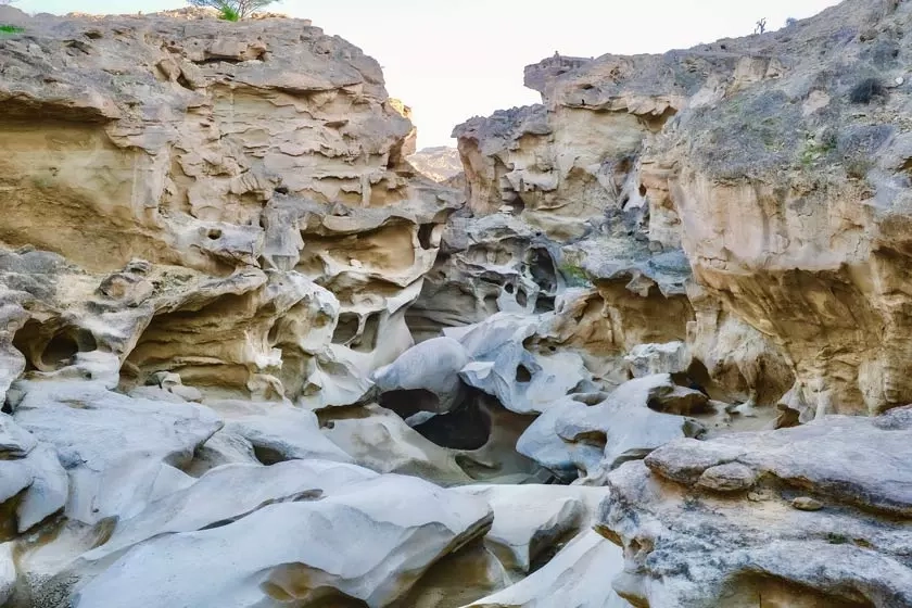 حوضچه های آبی و ديواره های صخره ای تنگه چکاویر