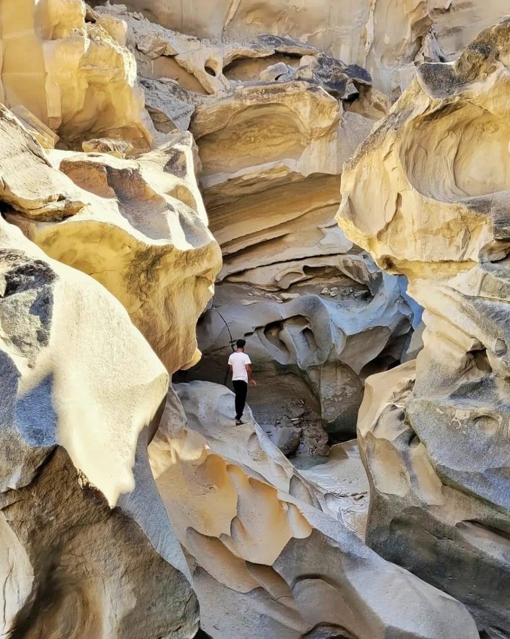 ديواره های عمودی و حوضچه های عميق تنگه چکاویر قشم