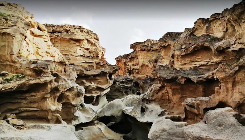 نمايی نزديک از ديواره های تنگه چکاویر