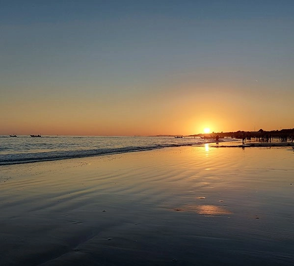 پارک سینما دریا قشم با نیمکت های رو به دریا