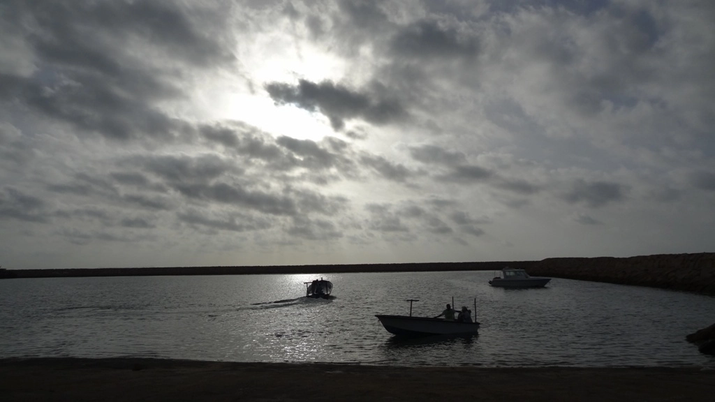 منظره ساحل دوحه قشم و کشتی های عبوری