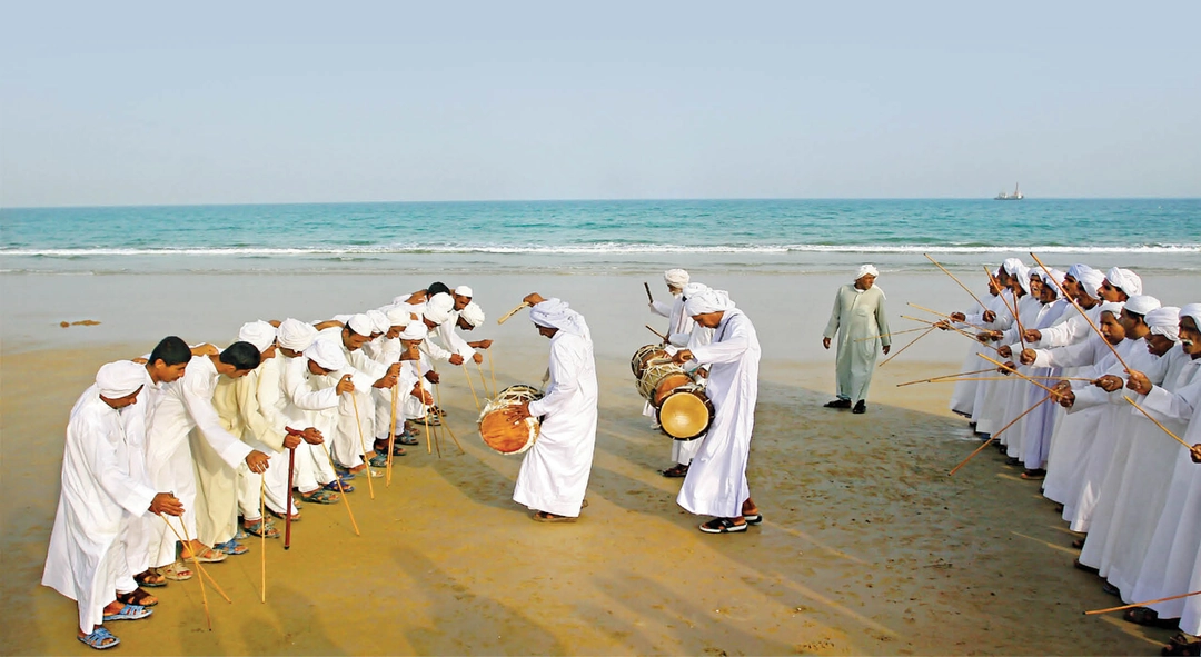 صف های منظم رزیف خوانی در قشم با همراهی دهل و نی جفتی