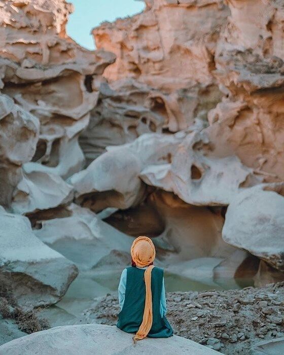 عروس و داماد در حال عکاسی فرمالیته در قشم