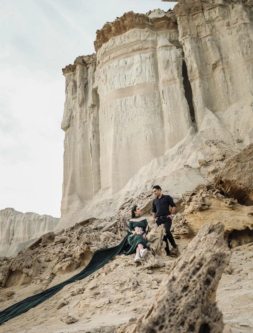 عروس و داماد در حال ژست گرفتن برای عکاسی فرمالیته در قشم