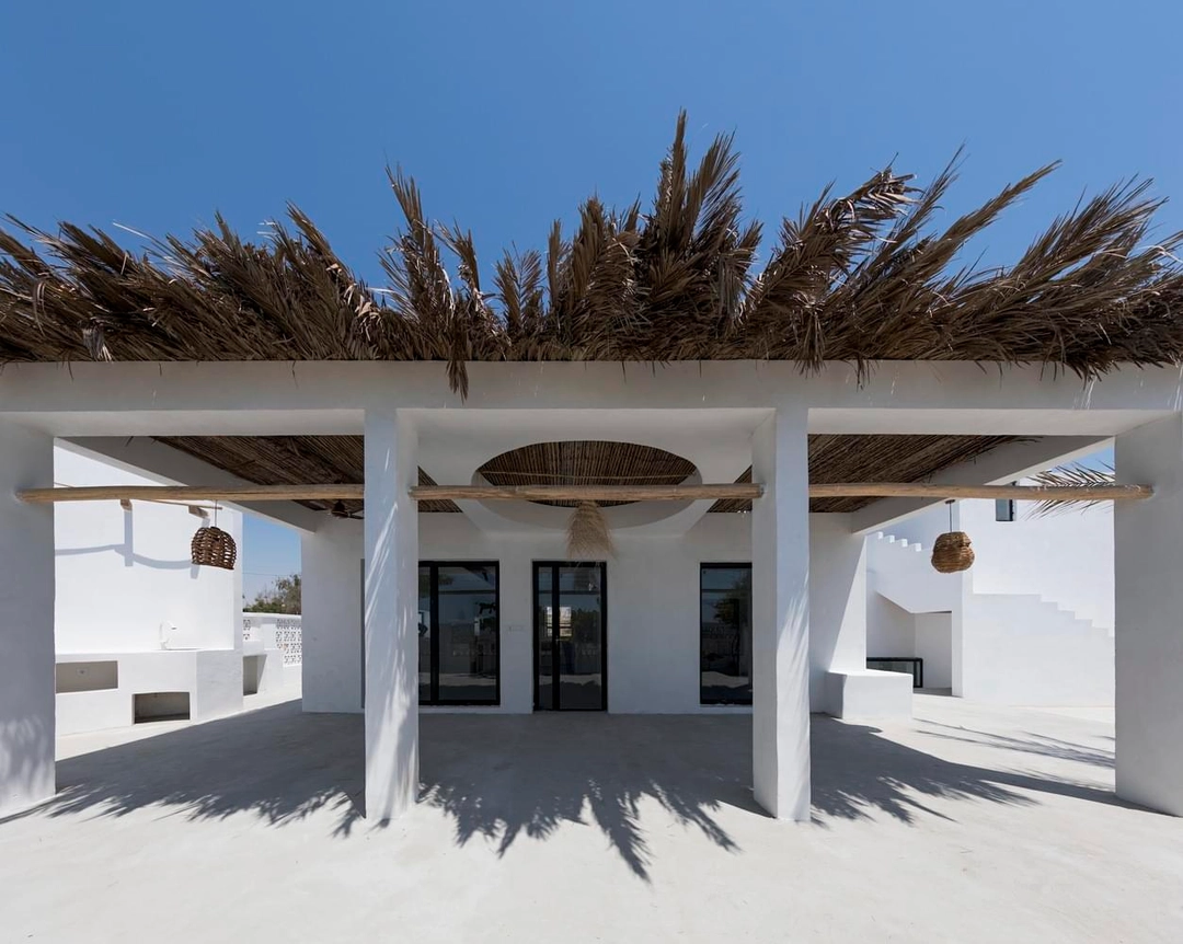 نمای نزدیک از بادگیر و بام خانه سنتی در قشم