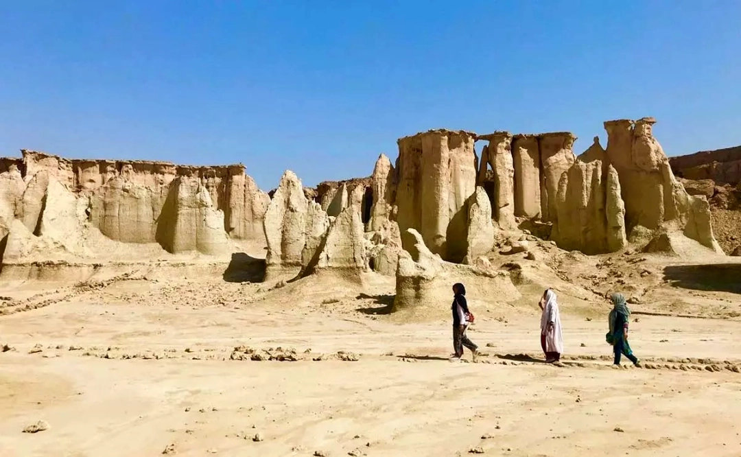 نور غروب بر ستون های دره ستارگان قشم