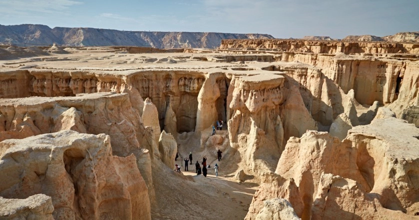 نزدیک نما از شیارهای طبیعی و حفره ها در وادی النجوم