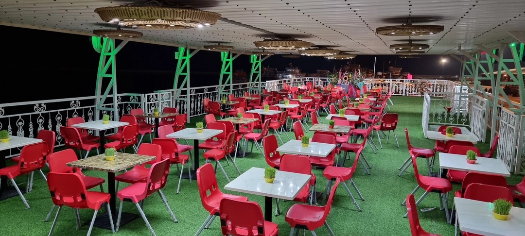 نمای بیرونی کشتی تفریحی اوستا 50 کیش در اسکله بندرگاه