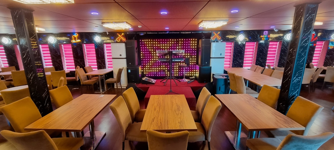 سالن داخلی کشتی تفریحی اوستا 50 کیش با استیج و نورپردازی حرفه ای