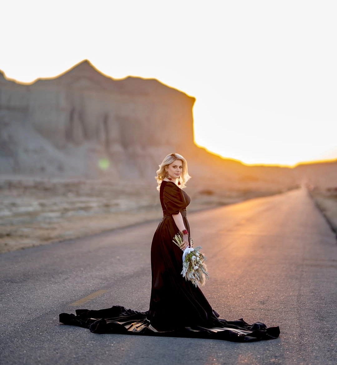 نماي گسترده از دشت های روشن و رگه های خاکی جاده تگزاس