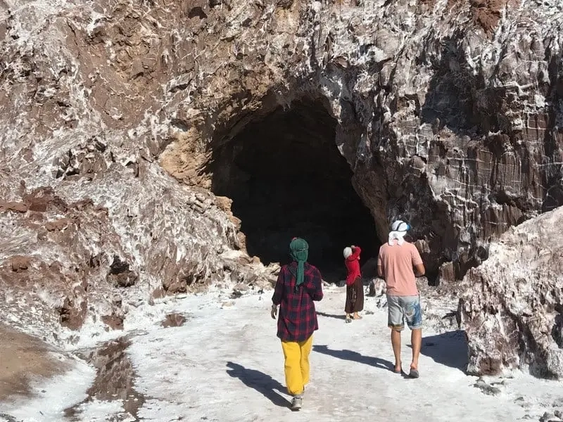 غار نمکدان قشم و قندیل های نمکی