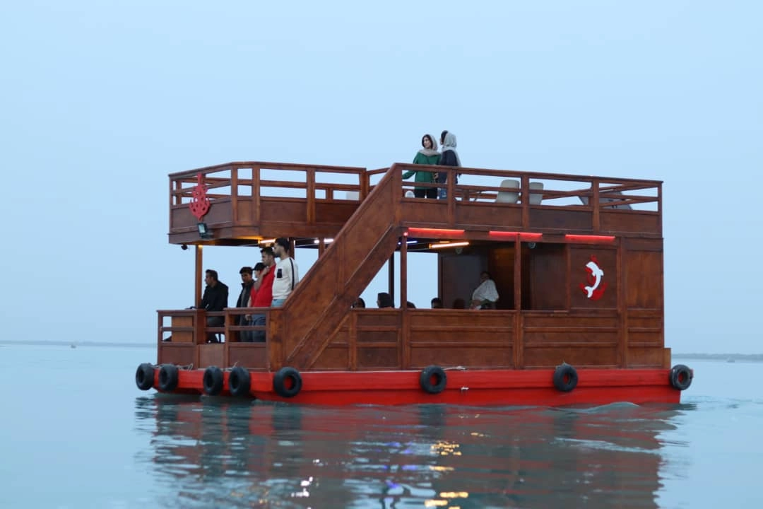 قایق آلاچیق شناور در جنگل حرا قشم