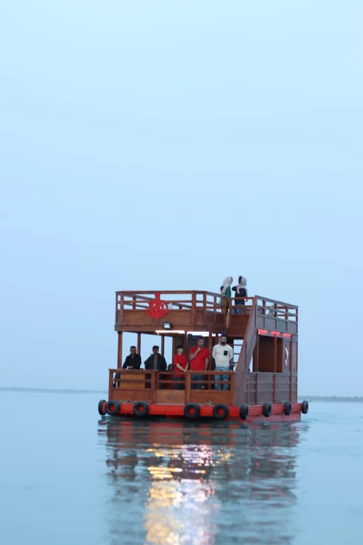 فضای داخلی قایق آلاچیق شناور در جنگل حرا