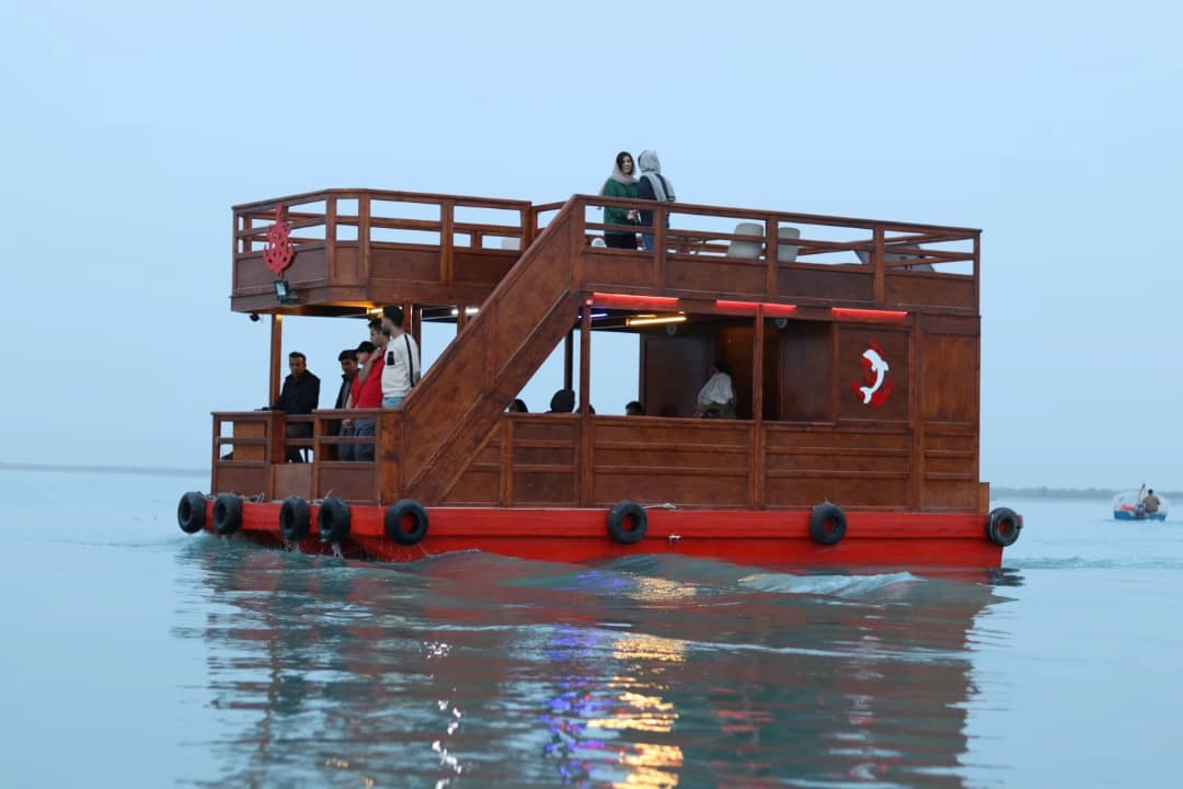 قایق آلاچیق شناور در جنگل حرا در زمان مناسب جزر و مد