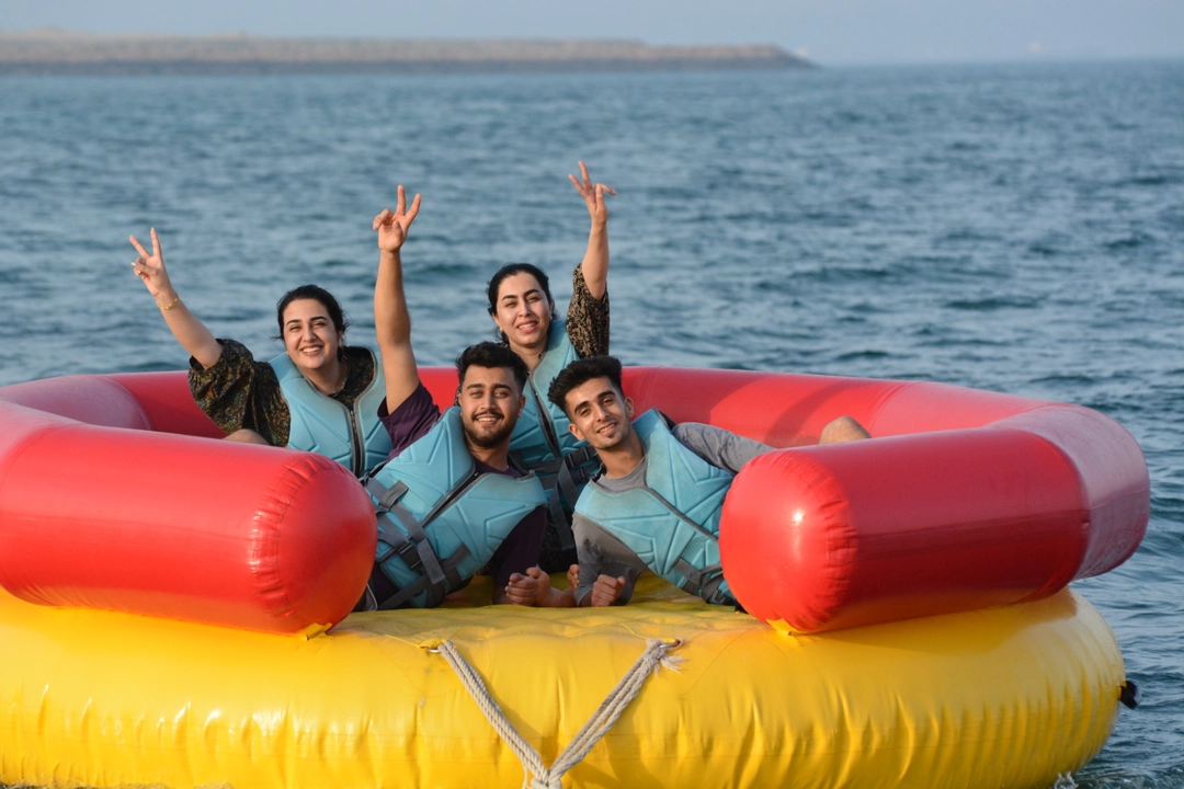 راهنمای کامل اجرای تفریحات آبی در کلوپ غواصی دلفین مرجان قشم