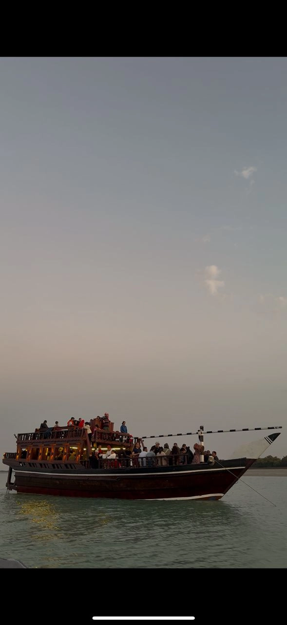 کشتی تفریحی کاپیتان عادلشاه قشم در حال حرکت در جنگل حرا سهیلی