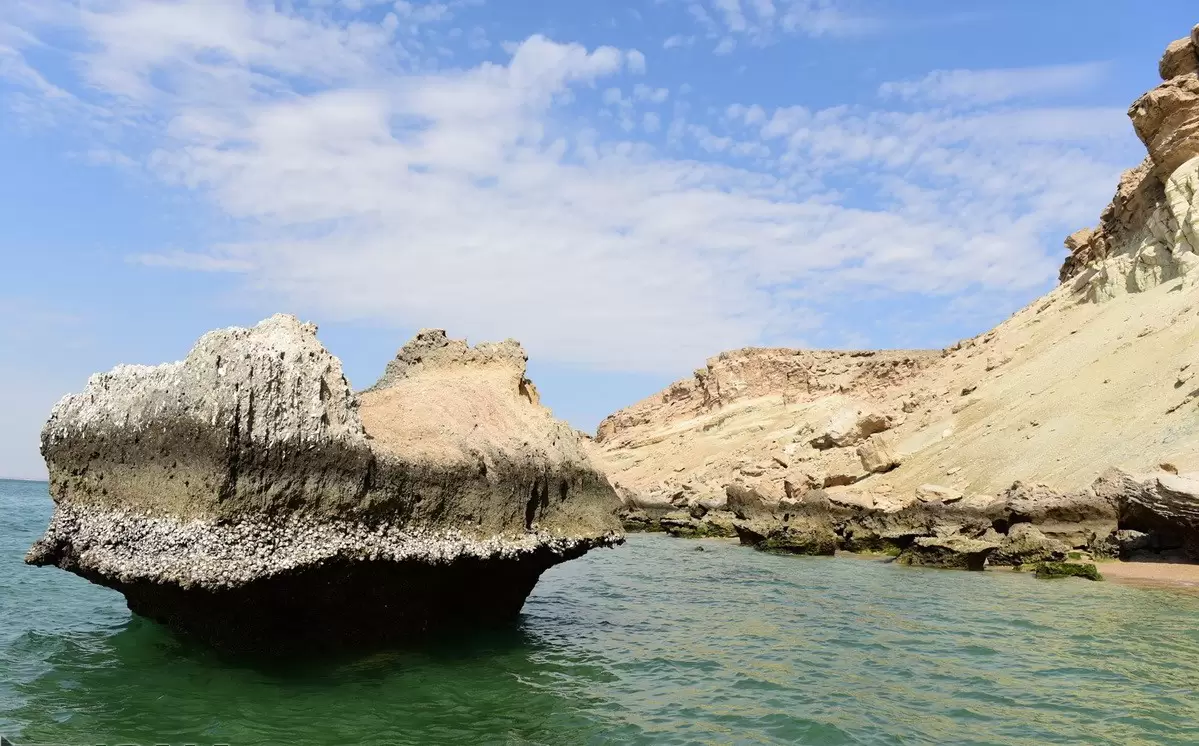 ساحل نقره ای و آب زلال جزیره هنگام