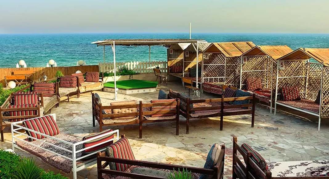 نمایی از رستوران ساحلی دریا در قشم