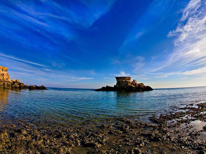 ساحل و آب فیروزه ای جزایر ناز