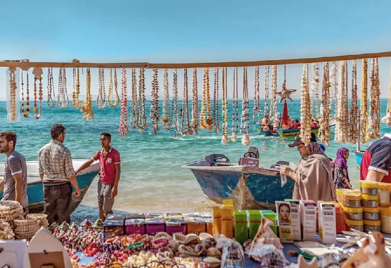 بازارچه محلی و قایق ها در جزیره هنگام