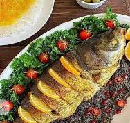 تکه های ماهی روی توری کباب