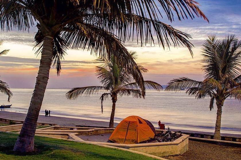 ساحل ارام قشم مناسب براي کمب زدن و چادر زدن