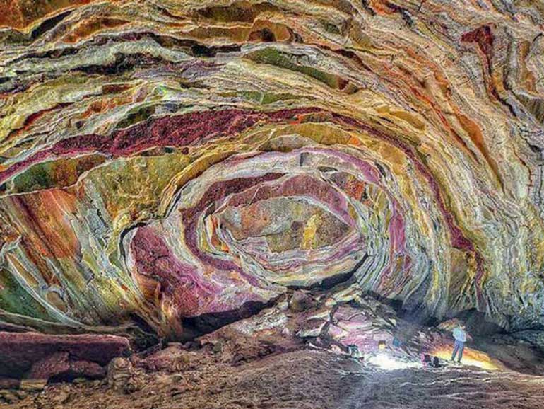 چشم‌انداز ورودی غار نمکدان قشم