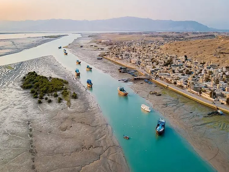 نمای عمومی شهر تاریخی لافت با بادگیرها