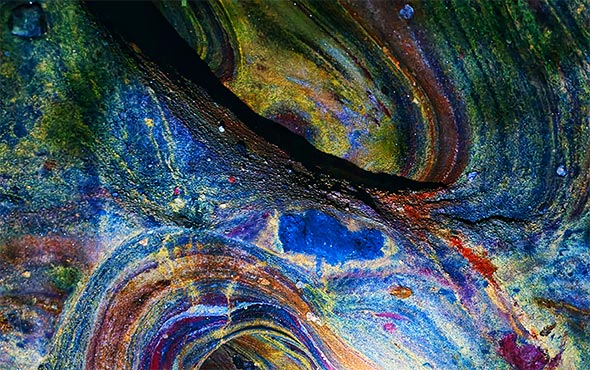 نمای داخلی غار رنگین کمان هرمز