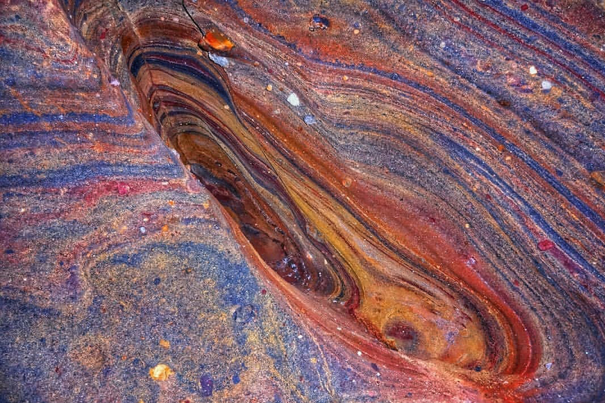 تونل داخلی غار رنگین کمان