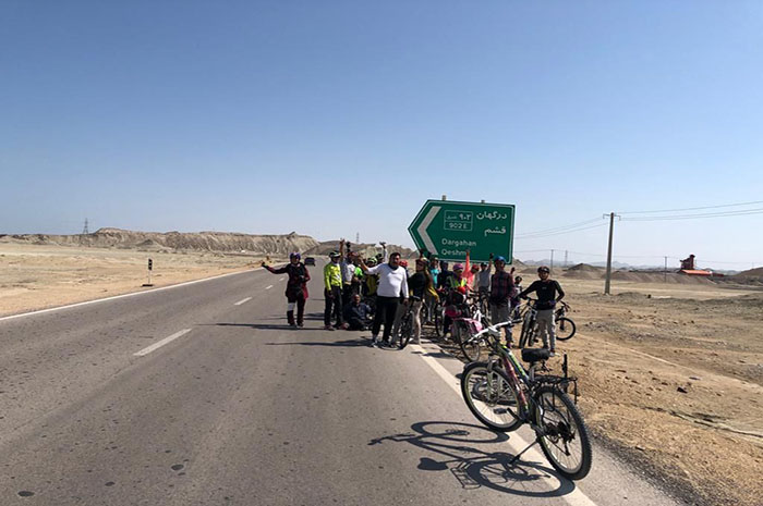جاده های آسفالته قشم و ارتباط آن ها با بنادر و روستاهای جزیره