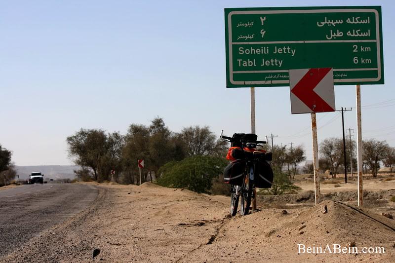 تردد گردشگران با خودرو در جاده های ساحلی قشم و مسیرهای منتهی به جاذبه های طبیعی