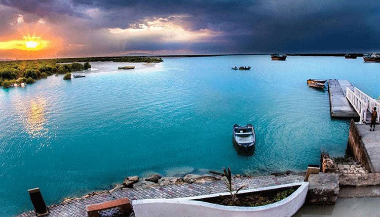 چشم انداز ساحلی جزیره هنگام