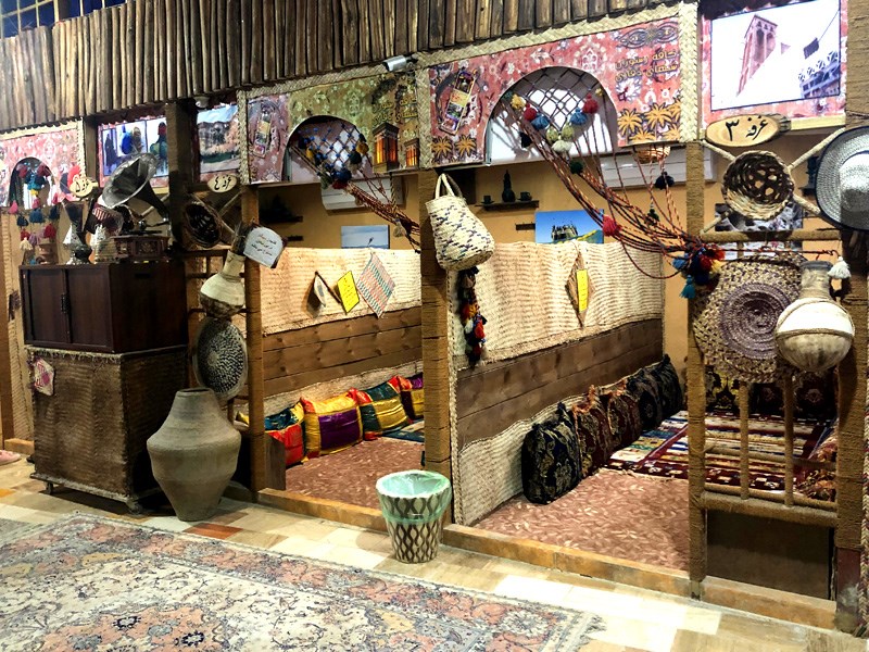 نماي داخلي يک رستوران محلي در قشم با سرو غذاي دريايي اصيل