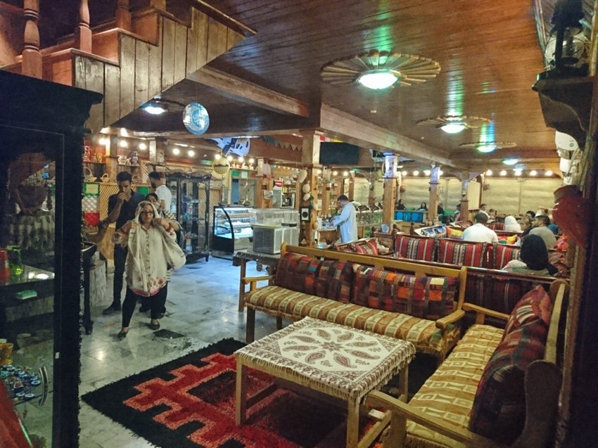 گردشگران در حال صرف غذا در يک رستوران محلي محبوب در قشم