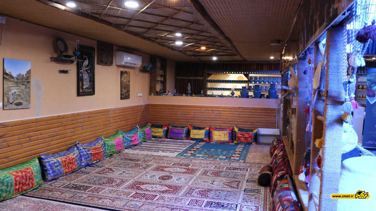 چشيدن غذاهاي دريايي و محلي قشم در يک رستوران ساحلي