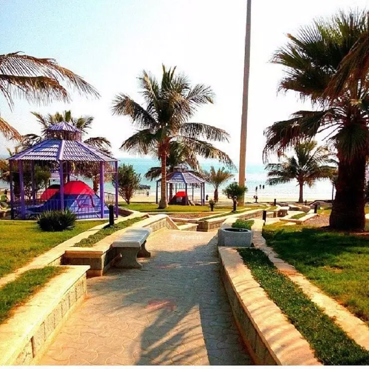 سواحل ناز قشم با امکان کمب زدن و تماشاي جزر و مد