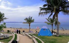 ساحل جزيره هنگام با شن هاي روشن و اب زلال