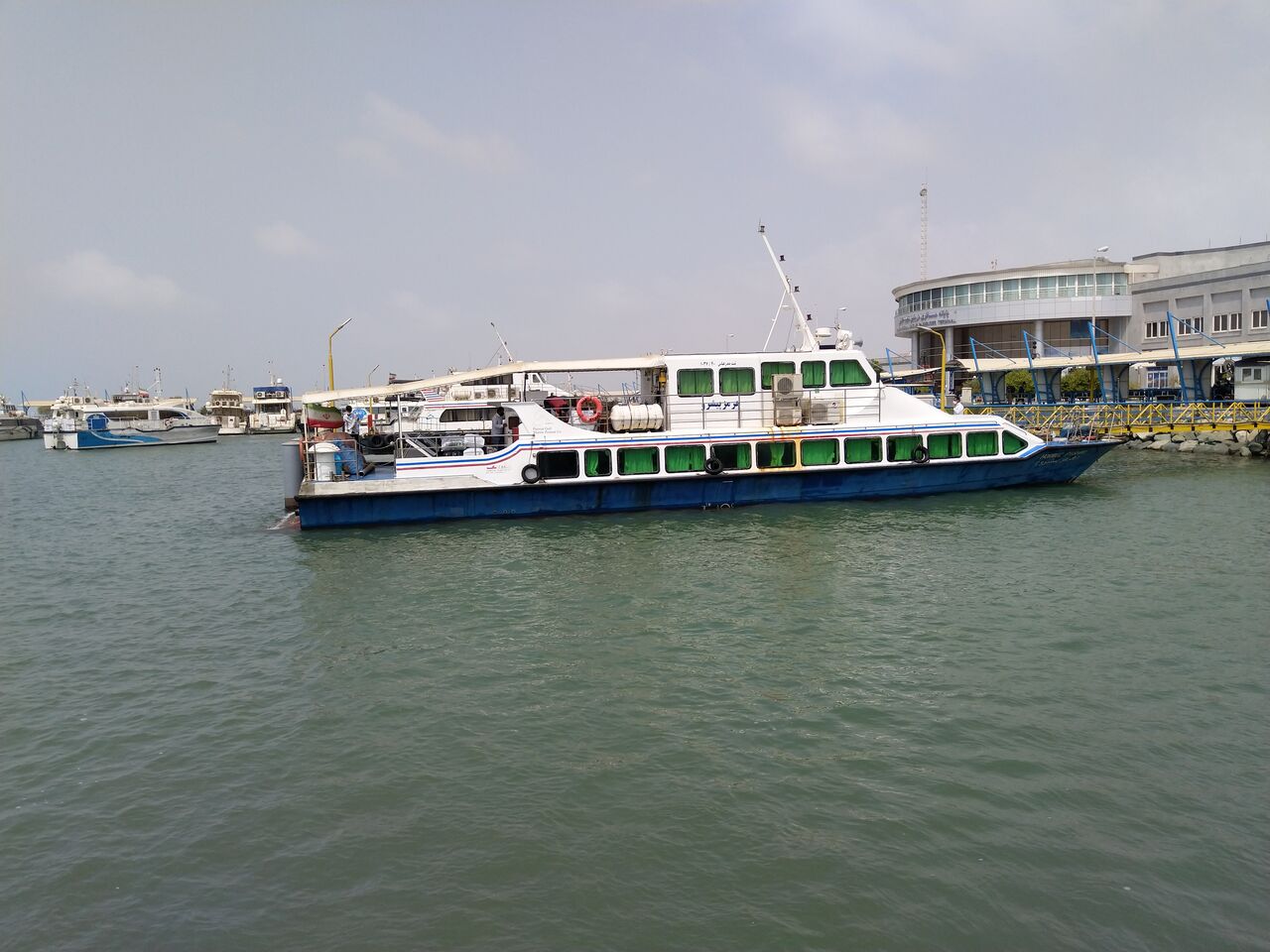 شناور تندرو در حال ترک اسکله به مقصد قشم