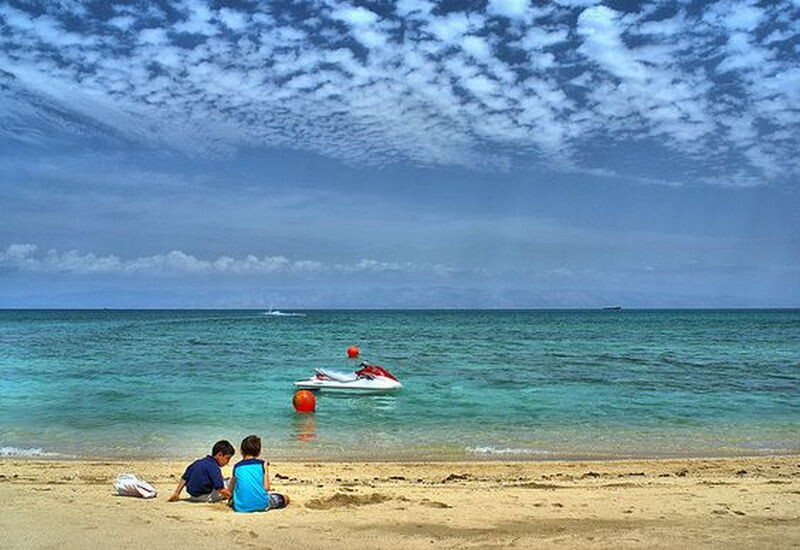 مطالعه و استراحت در کمب ساحلي