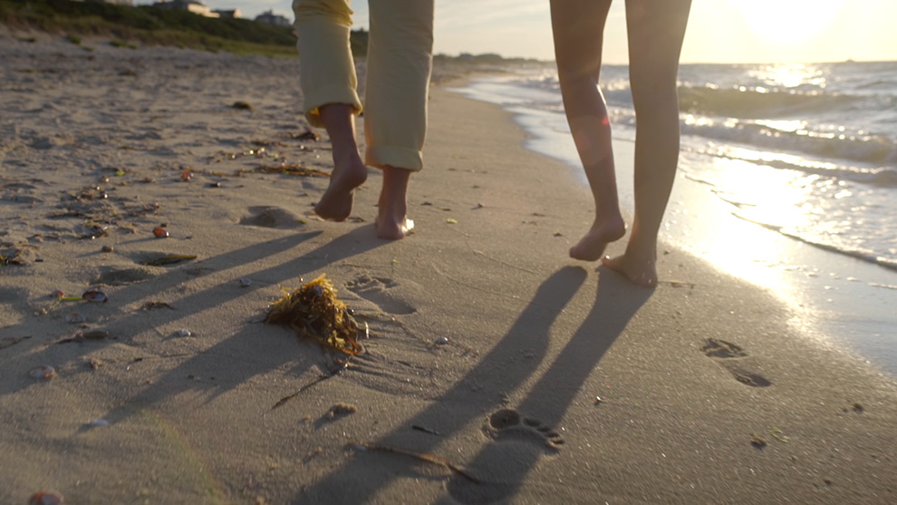 پياده روي آرام در خط ساحل و لذت از مناظر دريا