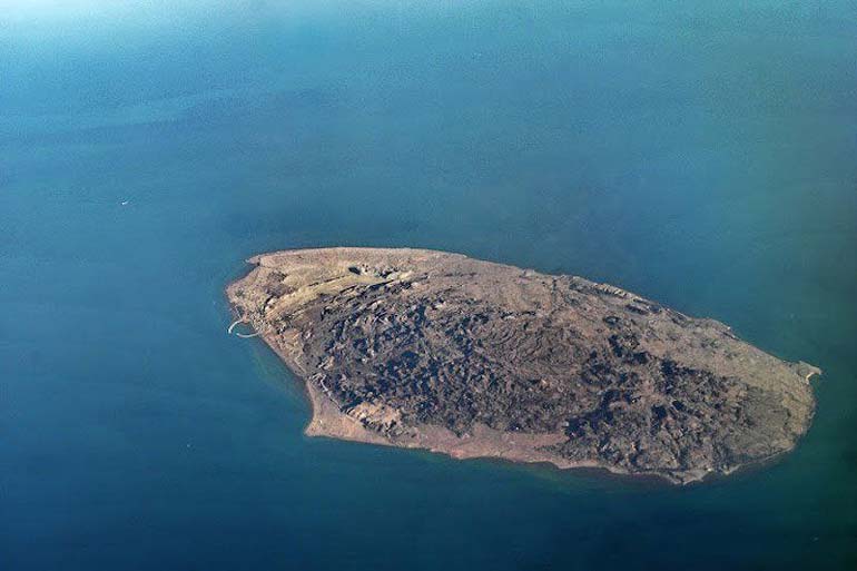 ساحل سنگي و آب هاي نيلگون اطراف جزيره لارک