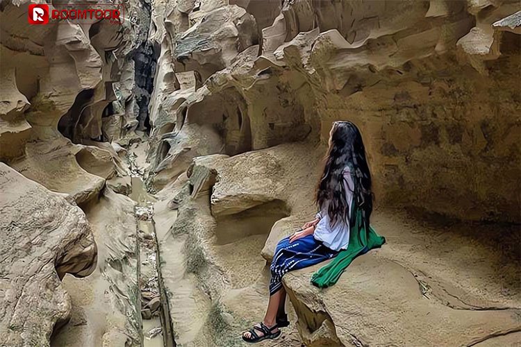 شکل های فرسایشی در دیواره های چاهکوه