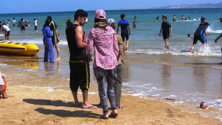 نمايي از ساحل و آسمان قشم در يک روز معتدل