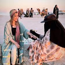 گردشگران در قشم در يک روز خنک و شلوغ زمستاني