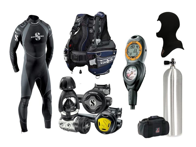 مربي غواصي در حال چک کردن تجهيزات يک شرکت کننده