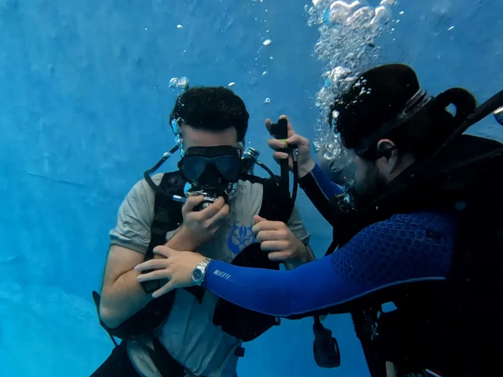 گروهي از مسافران در قايق آماده ورود به آب براي غواصي