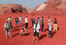 قایق گردشگري در حال حرکت به سمت جزيره هاي اطراف قشم